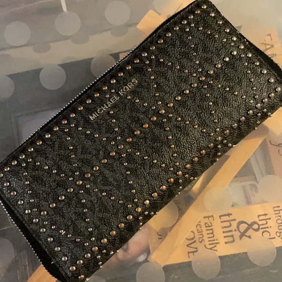 MICHAEL KOHRS HANDBAG & WALLET - Picture 8 of 16